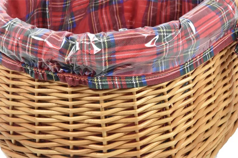 Proutěný nákupní košík s igelitovou vložkou s kostkovanou látkou