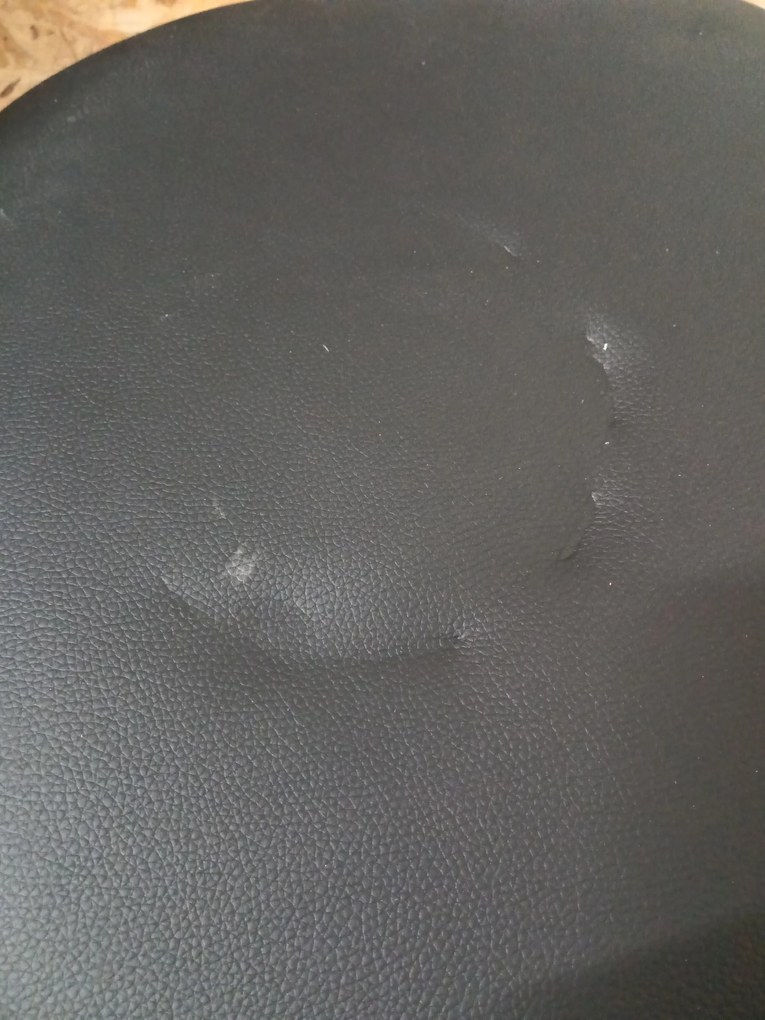 AKCIA Bielo-čierna stolička BALI MARK s bukovými nohami II. akosť