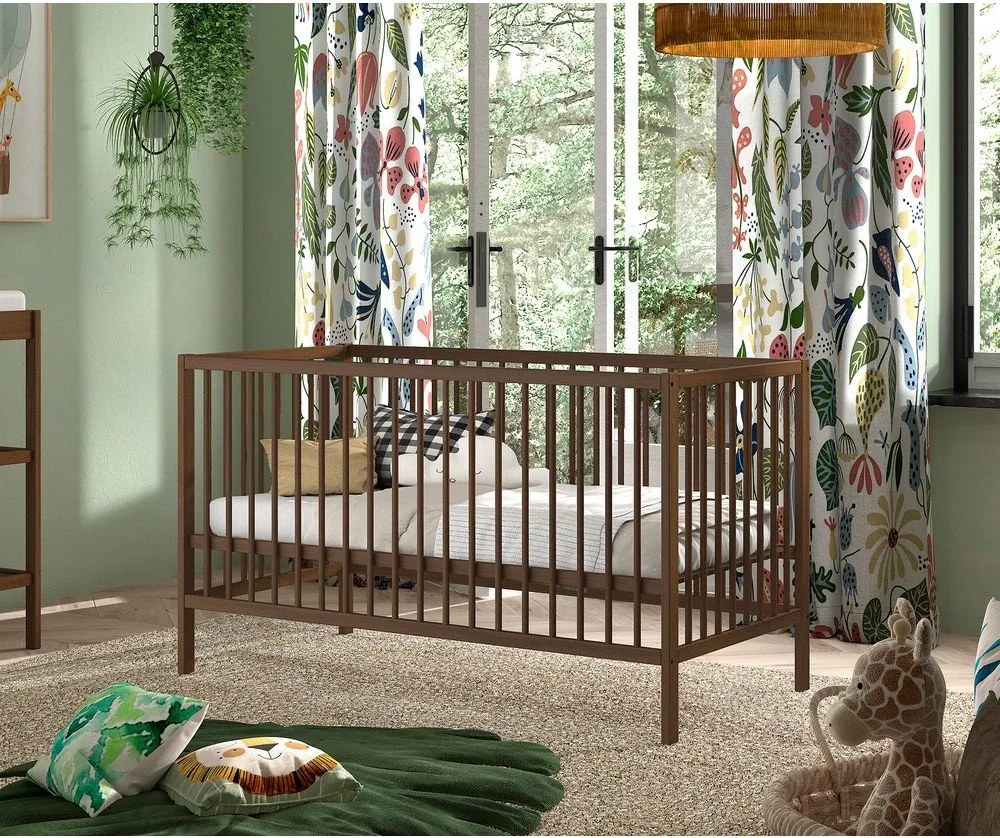 Hnedá postieľka z bukového dreva s odnímateľným bokom/s nastaviteľnou výškou 70x140 cm Dino – Vipack