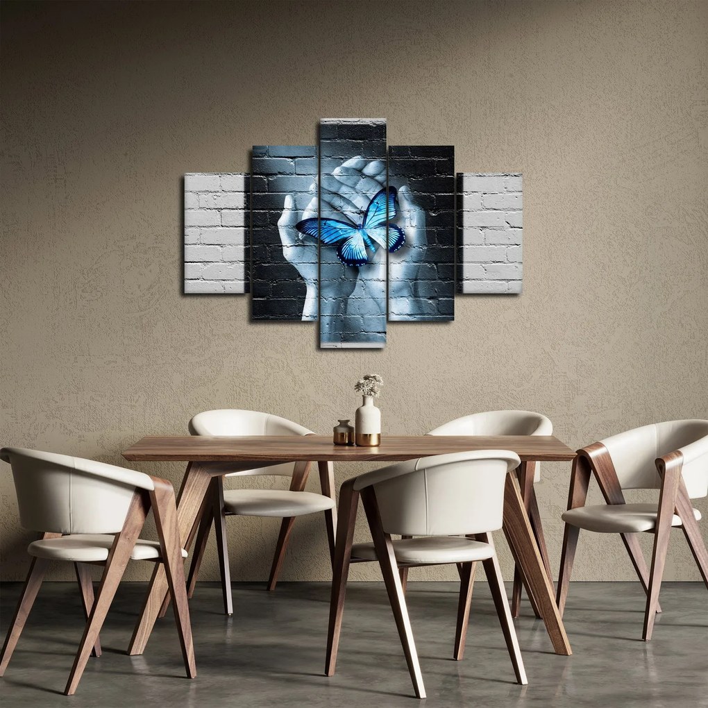 Obraz modrého motýľa na stene (150x105 cm)