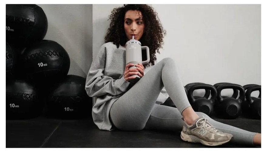 Svetlosivá termoska so slamkou z nehrdzavejúcej ocele 1,18 l Quencher H2.0 FlowState Tumbler Ash – Stanley