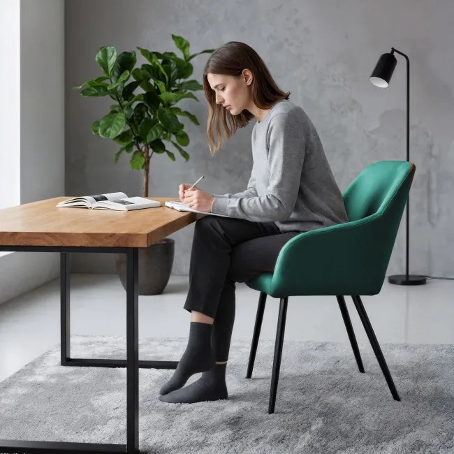 Sada dvoch jedálenských stoličiek ESTELLE zamatové, zelené / čierne nohy (2 ks)