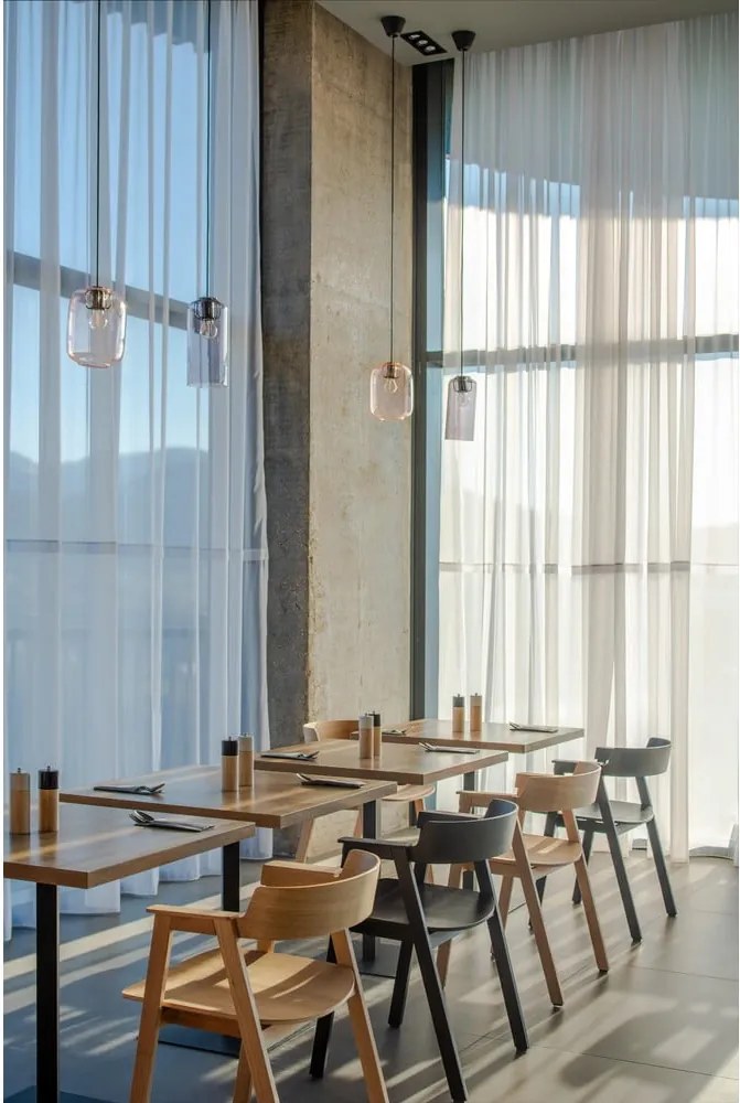 Čierna jedálenská stolička s podrúčkami z dubového dreva Flip – Gazzda