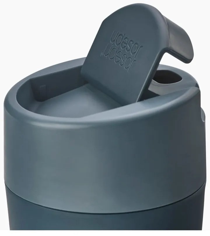 Tmavomodro-antracitový cestovný hrnček 450 ml Sipp – Joseph Joseph