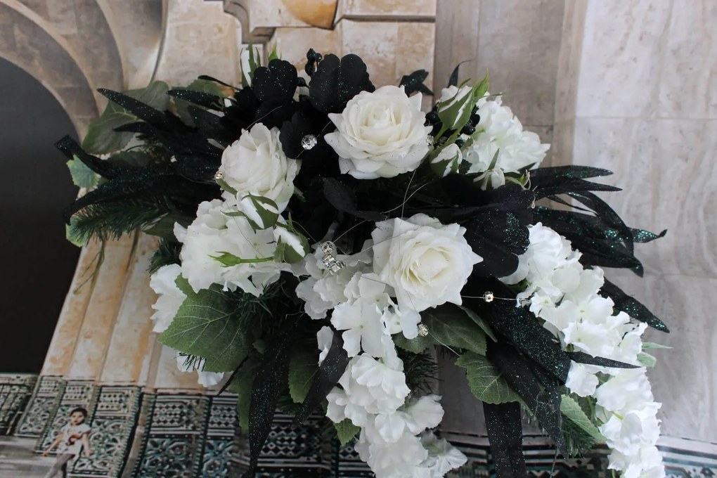 Bielo čierna umelá ikebana na hrob 60cm