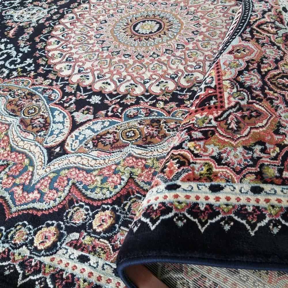 Vintage koberec s dokonalým červeným vzorom