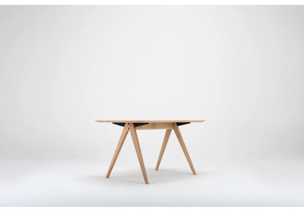 Jedálenský stôl z dubového dreva Gazzda Ava, 140 x 90 cm