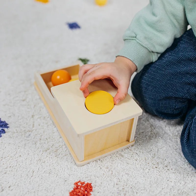 Dlhá Montessori krabička s guľôčkou