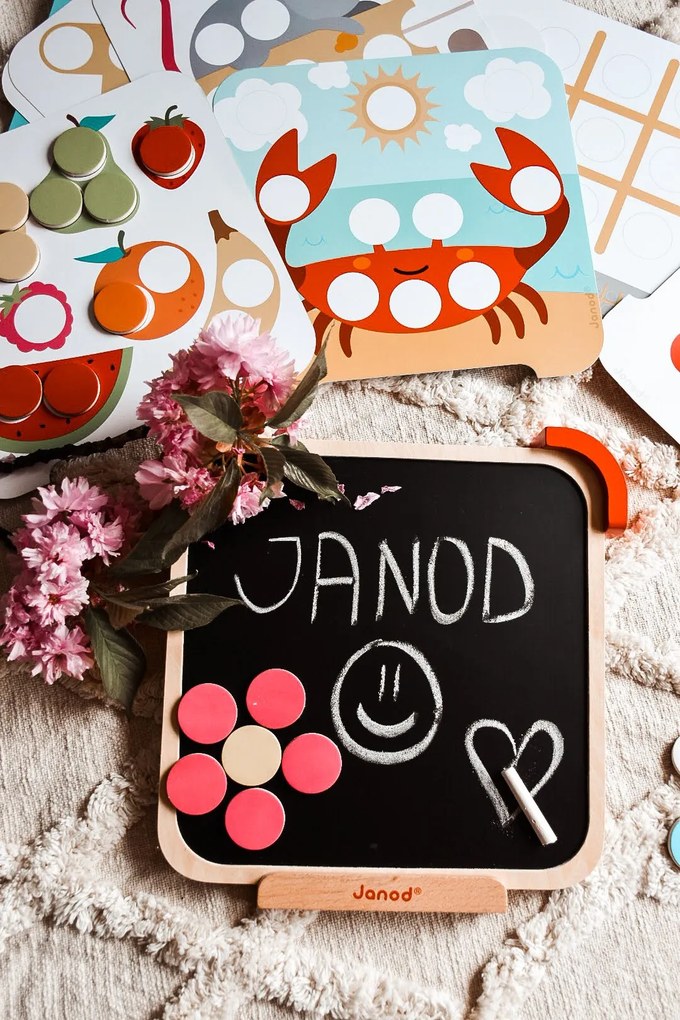 Učím sa farby s magnetkami a tabuľkou na kreslenie kriedami