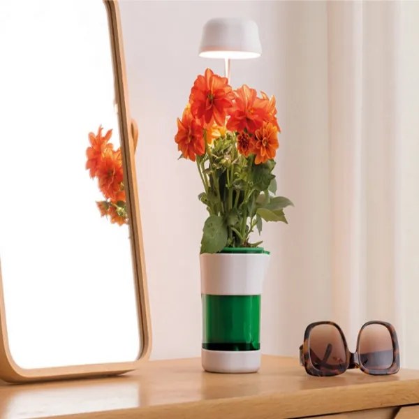 Kvetináč s UV Lampičkou a samozavlažovacím systémom