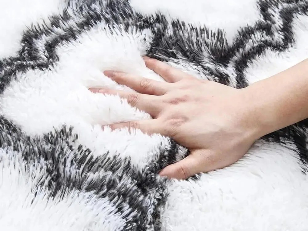 TZ Biely vzorovaný koberec shaggy Decor Latern Rozmer: 120x170 cm