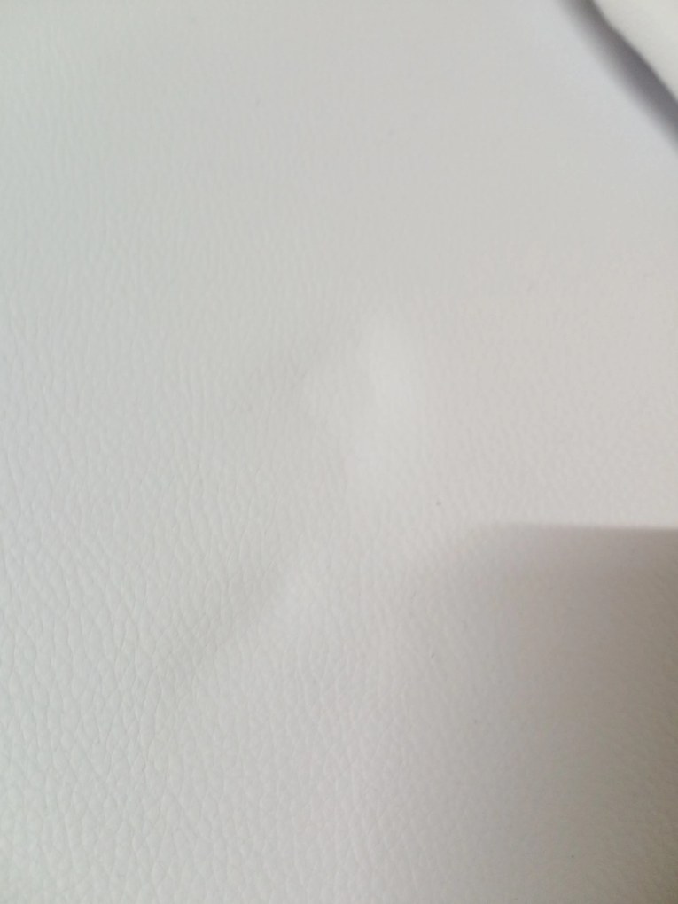 AKCIA Biela stolička BALI MARK s bukovými nohami II. akosť