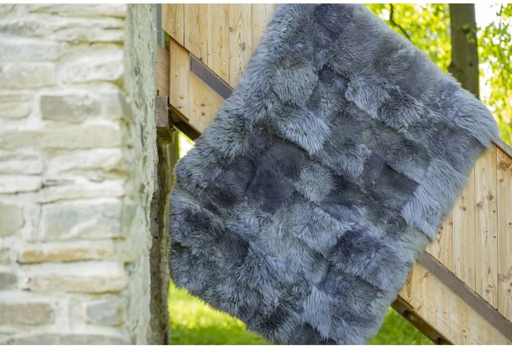 Koberec z ovčej kože sivý