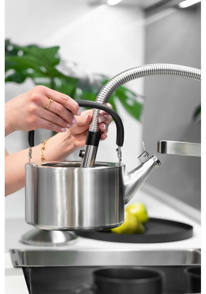 Matná antikoro varná kanvica s piestom Vialli Design Diamante, 1,5 l