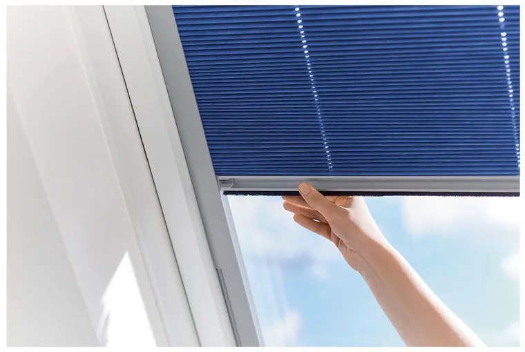 Livarno home Tepelnoizolačná plisovaná žalúzia na strešné okná Velux, 49,3 x 94 – 116 cm (modrá) (100328943)