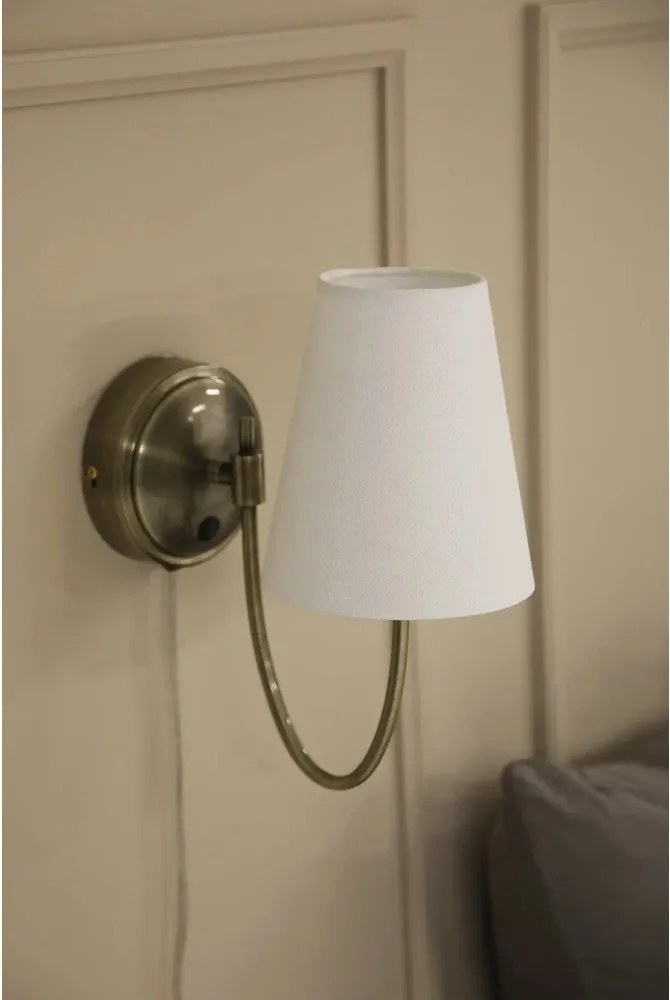 Biele/v mosadznej farbe nástenné svietidlo do zásuvky Amar – Markslöjd