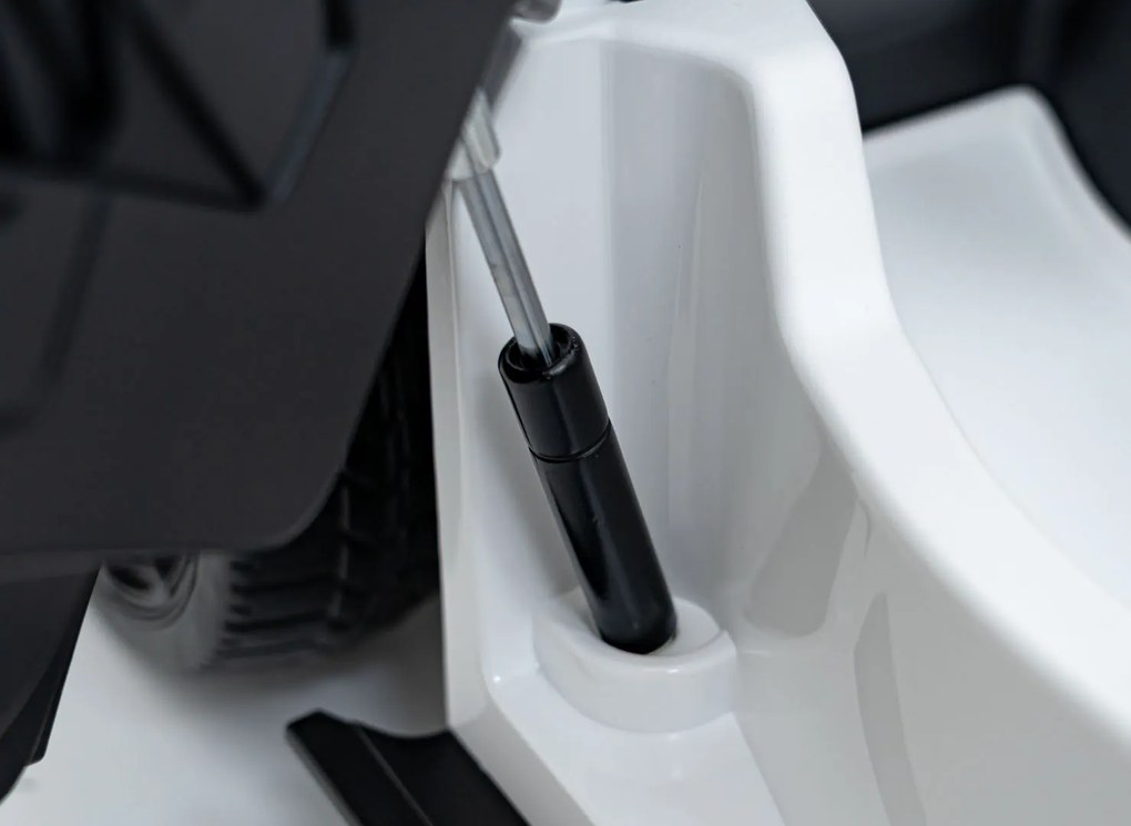 Ramiz Lamborghini Revuelto vozidlo Biela