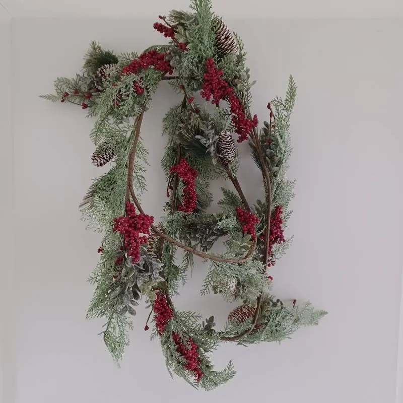 DECOLED Veniec s červenými bobuľami, 270 cm, olejovaný