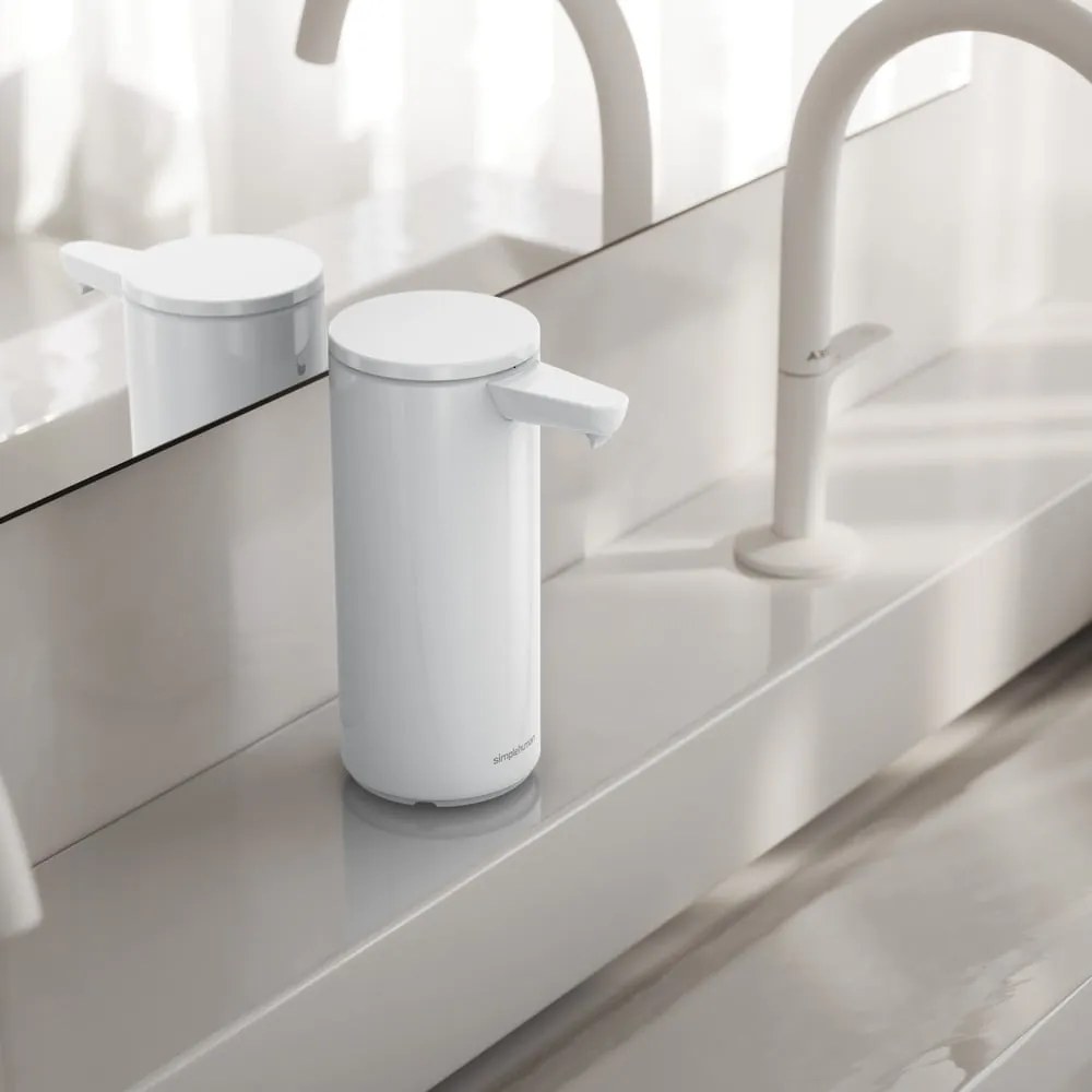 Biely bezdotykový kovový dávkovač mydla 266 ml – simplehuman