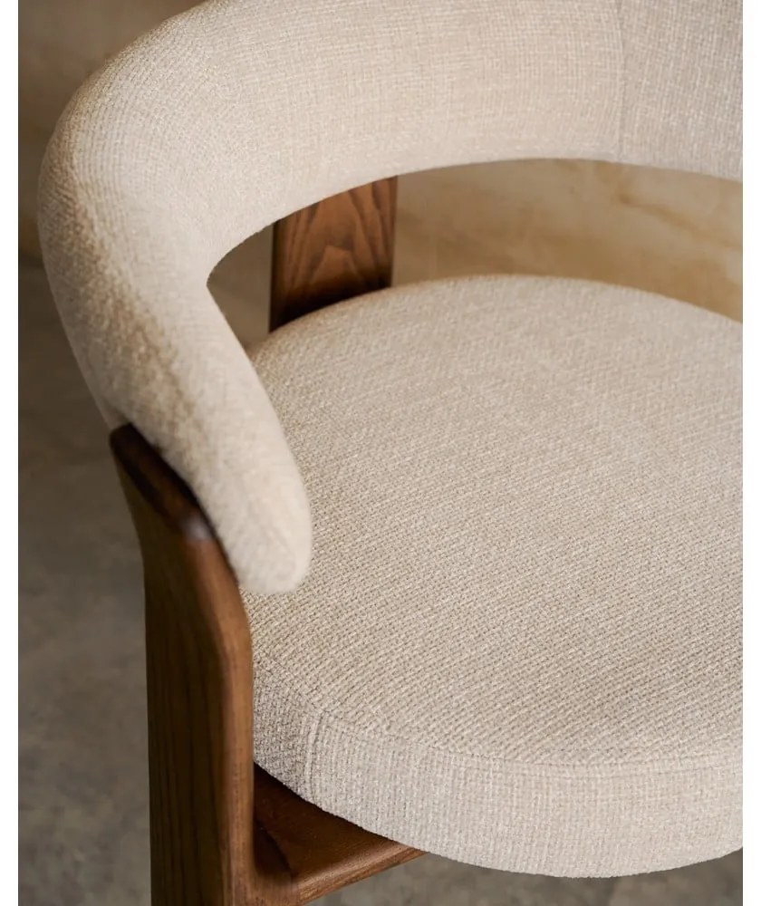 Hnedé/béžové jedálenské kreslo s podrúčkami z jaseňového dreva Granite – Kave Home