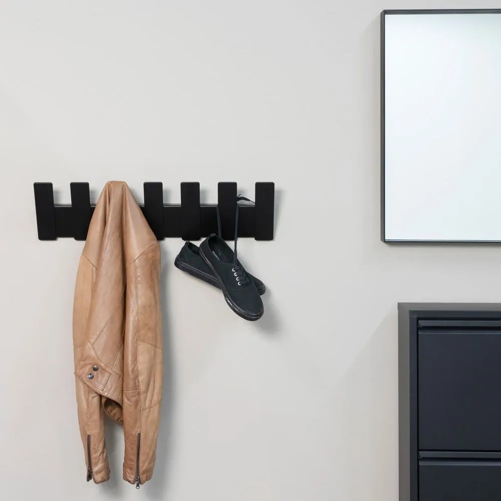 Čierny kovový nástenný vešiak Angle – Spinder Design