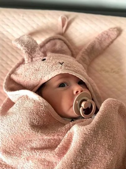 Osuška s kapucňou pre bábätká / malé deti - Ružový králik
