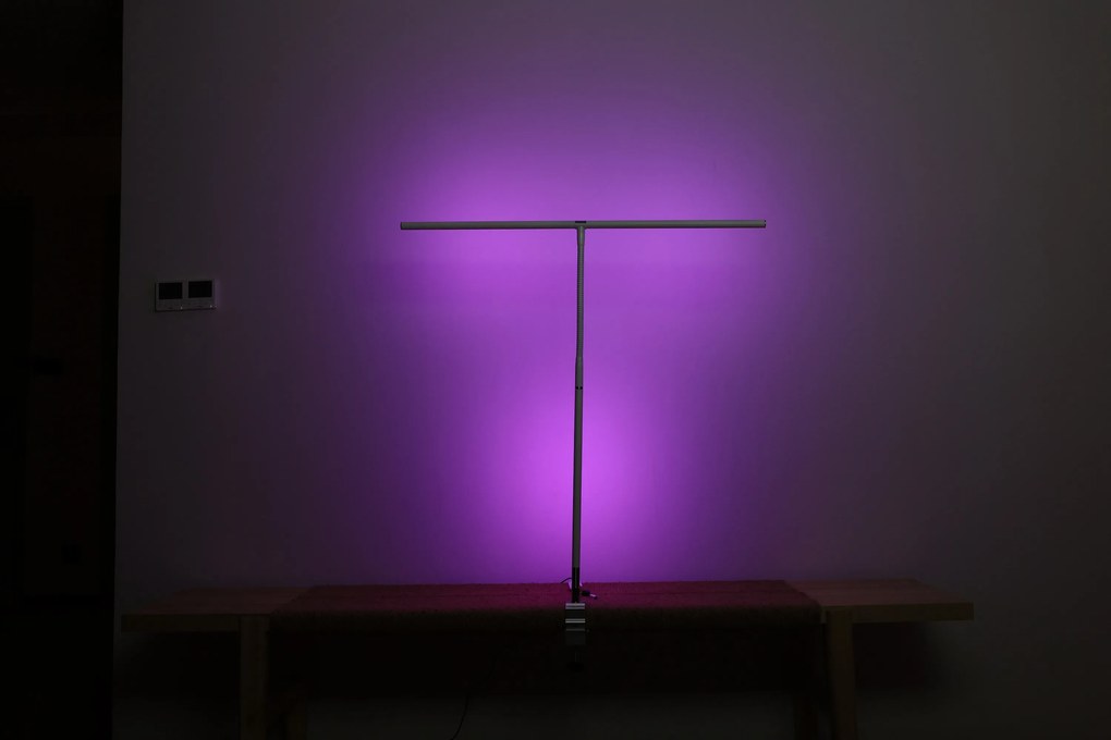 Stolná LED lampa NOX s RGBW efektmi, svorka, diaľkový ovládač