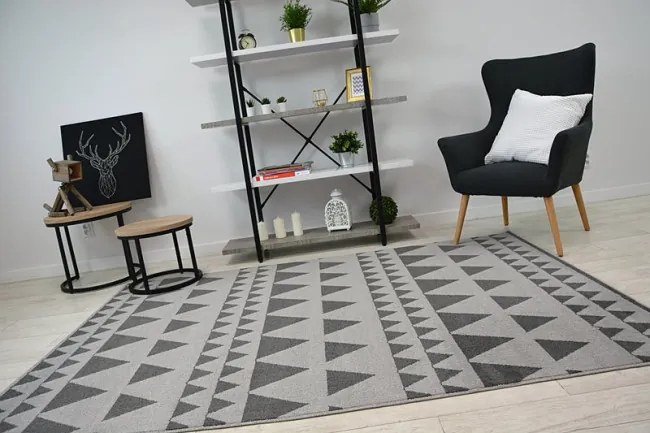 Koberec SENSE Micro 81243 Trojuholníky strieborný/antracit