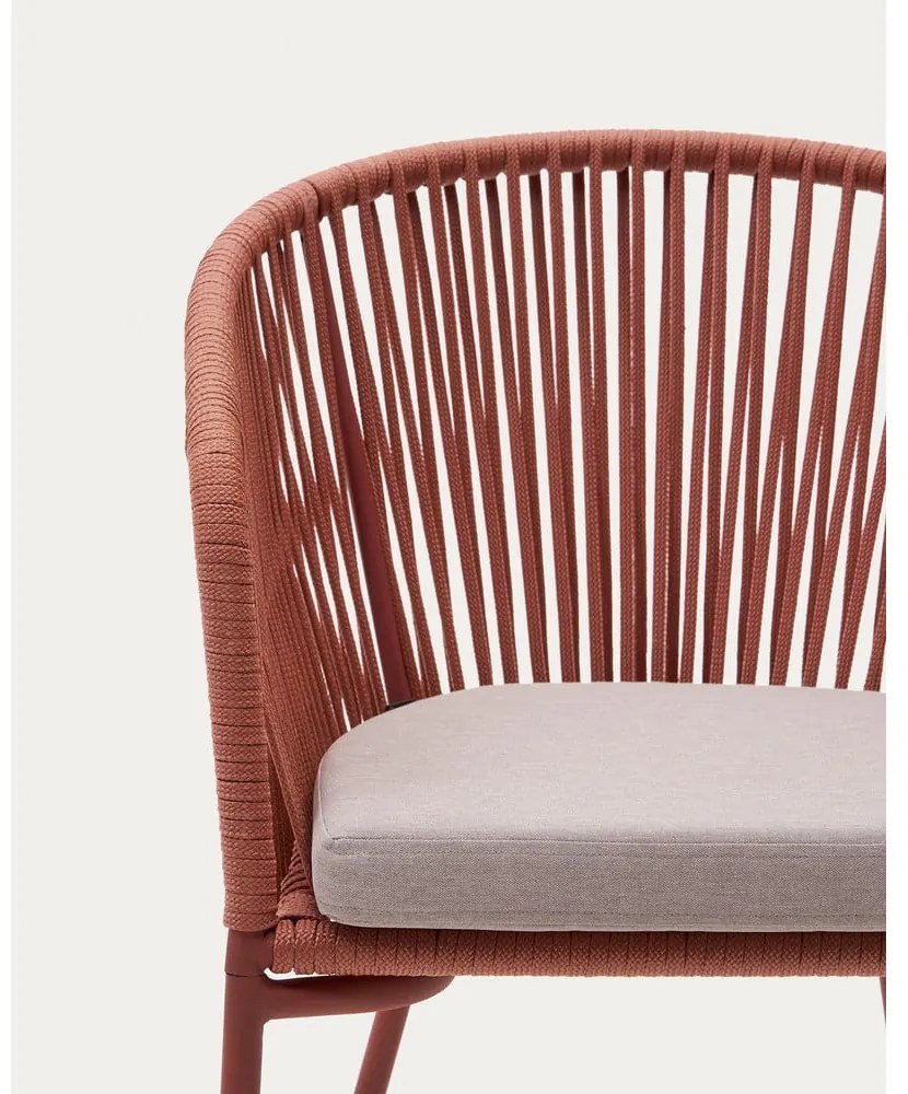 Terakotová kovová/polstrovaná záhradná stolička Yanet – Kave Home