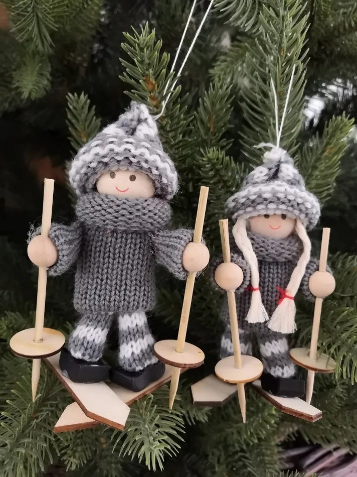 DECOLED Závěsná dekorace lyžař a lyžařka, 13,5x7,5 cm