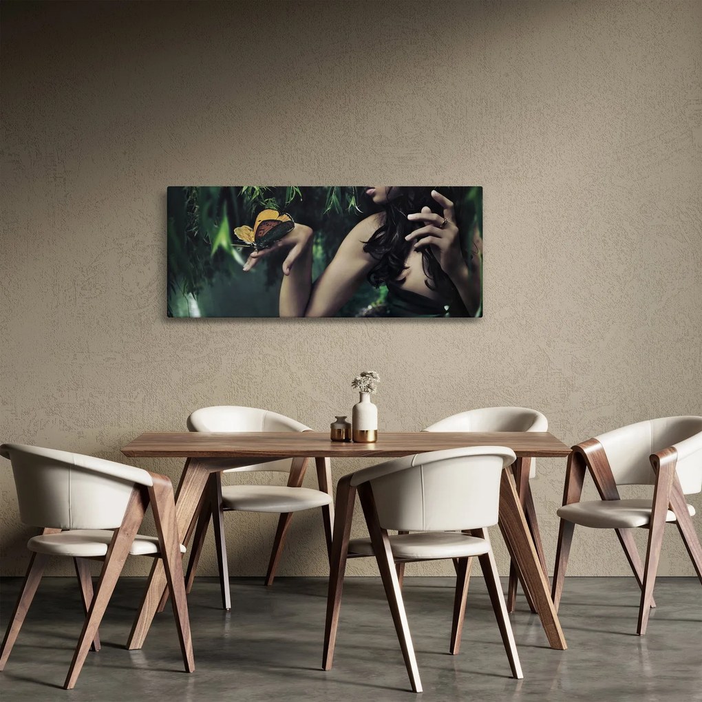 Obraz pôvabnej ženy s motýľom (120x50 cm)
