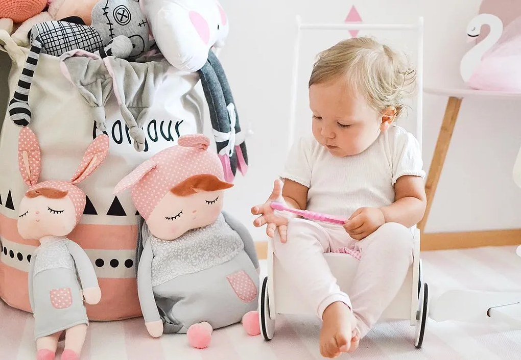 Spiaca bábika Angela šedá s menom Adela 42 cm