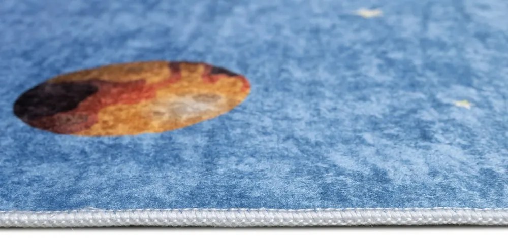 Detský koberec s motívom kozmonauta a planét Šírka: 120 cm | Dĺžka: 170 cm
