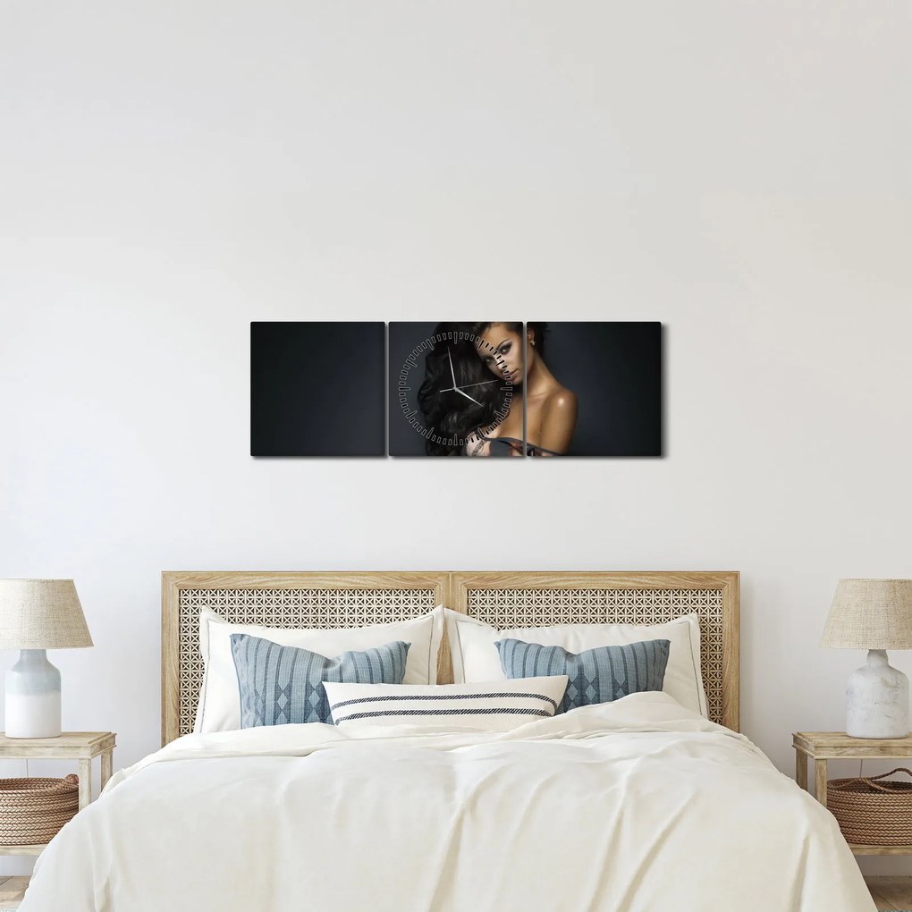 Obraz - Portrét zvodnej ženy (s hodinami) (90x30 cm)