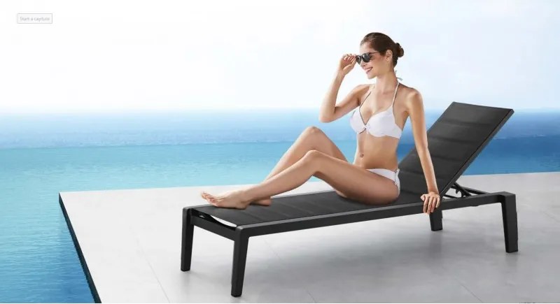 EMOTI čierne ležadlo na terasu