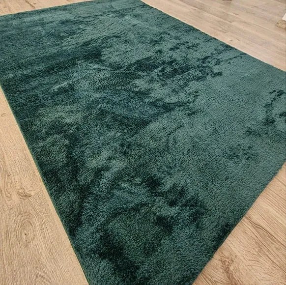 Zelený plyšový koberec Plush Deluxe – fľašková zelená Rozmer: 50x80 cm