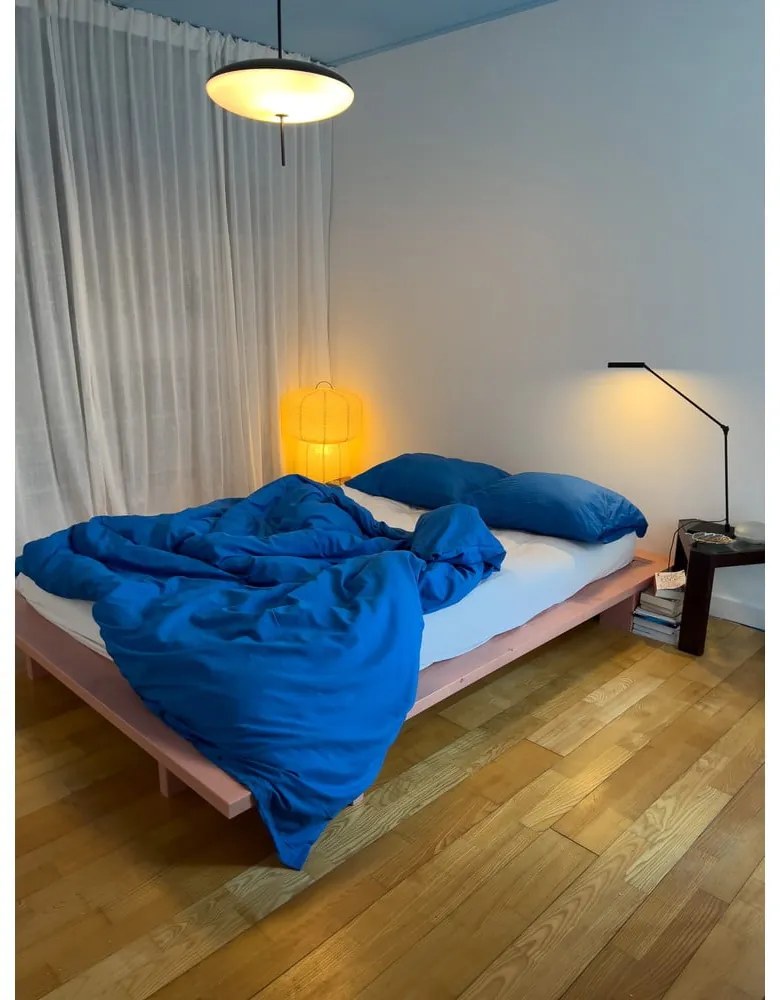 Svetloružová dvojlôžková posteľ z borovicového dreva s roštom 140x200 cm Japan – Karup Design