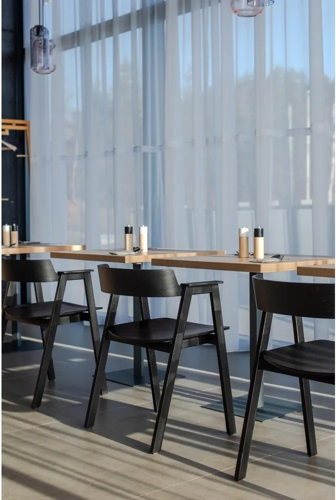 Čierna jedálenská stolička s podrúčkami z dubového dreva Flip – Gazzda