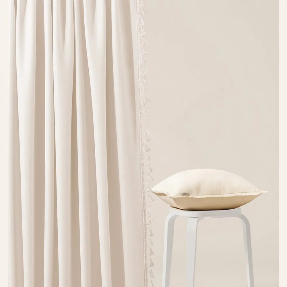Svetlokrémový záves Lara na strieborné kruhy so strapcami 140 x 250 cm
