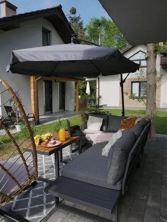 Hliníkový set: Rohová pohovka na terasu + stolík - hranaté so sivými vankúšmi