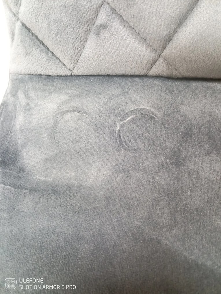 AKCIA Sivá stolička IRYS VELVET s čiernymi nohami II. akosť