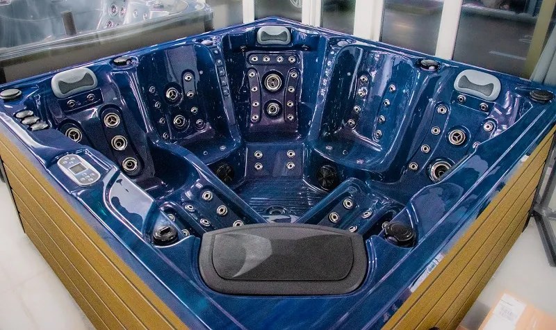 Akrylátová vírivka Everest - vystavený model, farba akrylu mramorovo-modrá, farba bočnice hnědá