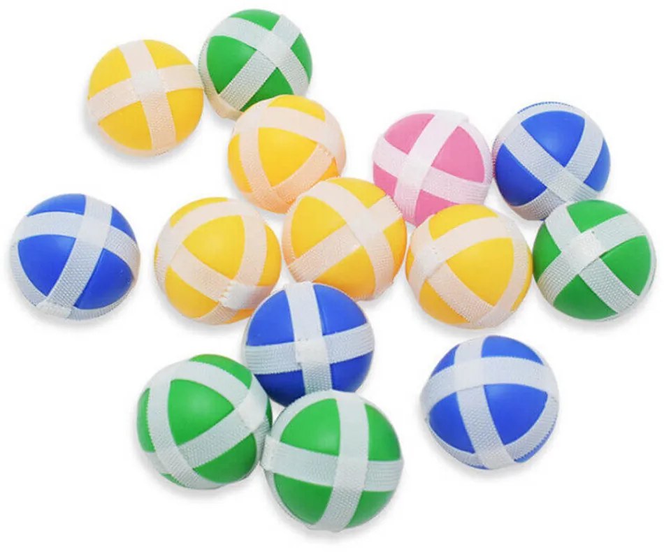 Hra s terčom na hod do terča so samolepiacimi guľôčkami