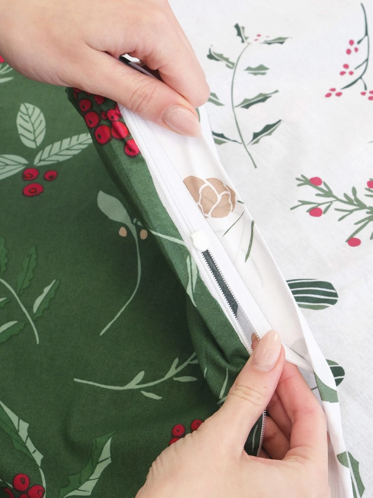 Vianočná bavlnená obliečka na vankúš Renforcé 40 × 60 cm – Cezmínové vetvičky