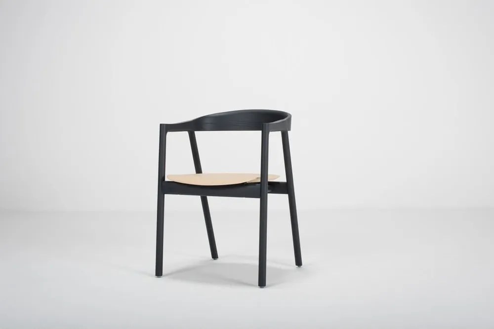 Čierna jedálenská stolička z dubového dreva Gazzda Muna