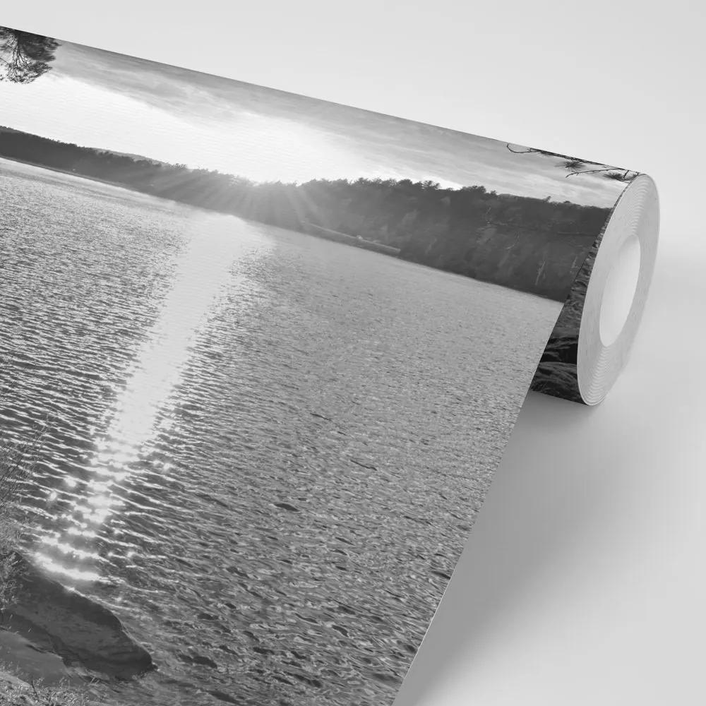 Samolepiaca fototapeta západ slnka nad jazerom v čiernobielom prevedení - 300x200