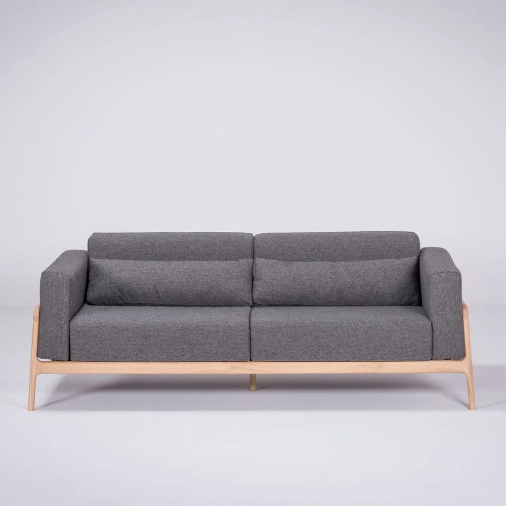 Tmavosivý pohovka s konštrukciou z masívneho dubového dreva Gazzda Fawn, 210 cm