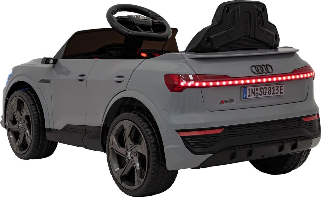 Ramiz Audi SQ8 vozidlo Sivá