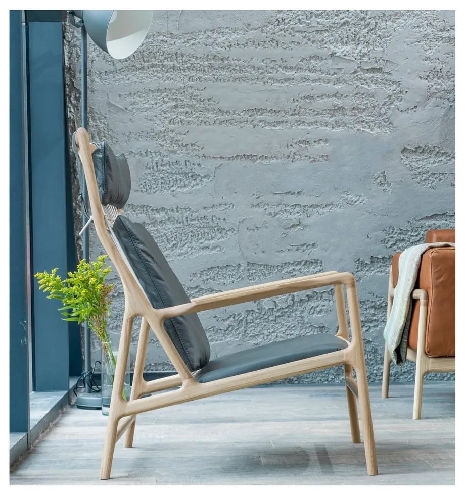 Kreslo s konštrukciou z dubového dreva so zeleným textilným sedadlom Gazzda Dedo