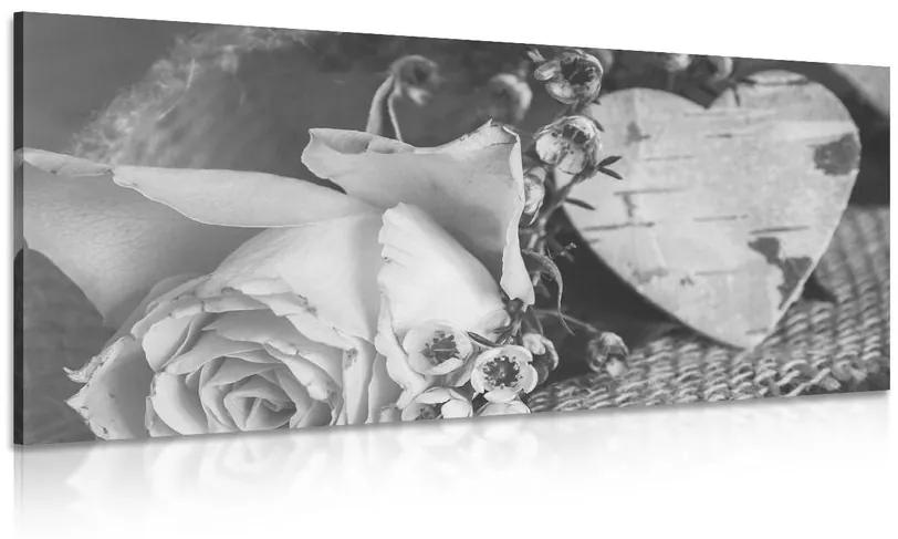 Obraz ruža a srdiečko vo vintage čiernobielom prevedení Varianta: 100x50